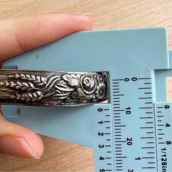 Vintage Art Nouveau Flowers Repousse 925 Sterling Silver hinged bangle bracelet - Picture 10 of 13